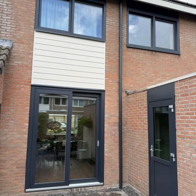 Kunststof achterdeur en schuifpui in Dokkum