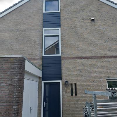 Kunststof gevelbekleding en voordeur in Lemmer