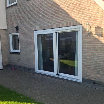 Kunststof kozijnen, deuren, schuifpuien en horren geplaatst in Moddergat