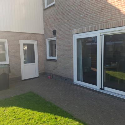 Kunststof kozijnen, deuren, schuifpuien en horren geplaatst in Moddergat