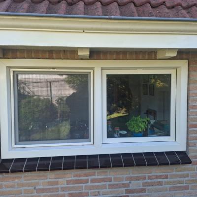 Kunststof kozijnen, deuren, schuifpuien en horren geplaatst in Moddergat
