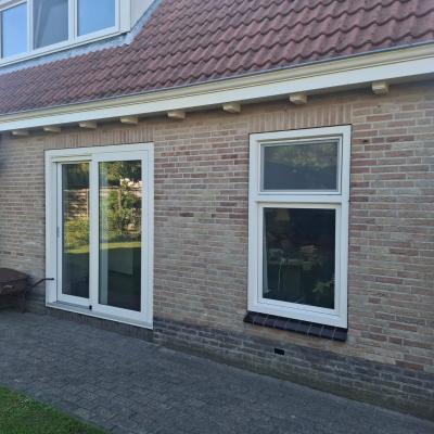 Kunststof kozijnen, deuren, schuifpuien en horren geplaatst in Moddergat